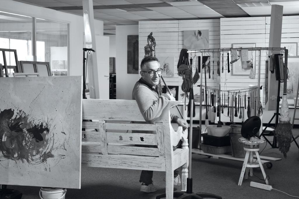 Philippe Amrouche dans son atelier près d’Angoulême.