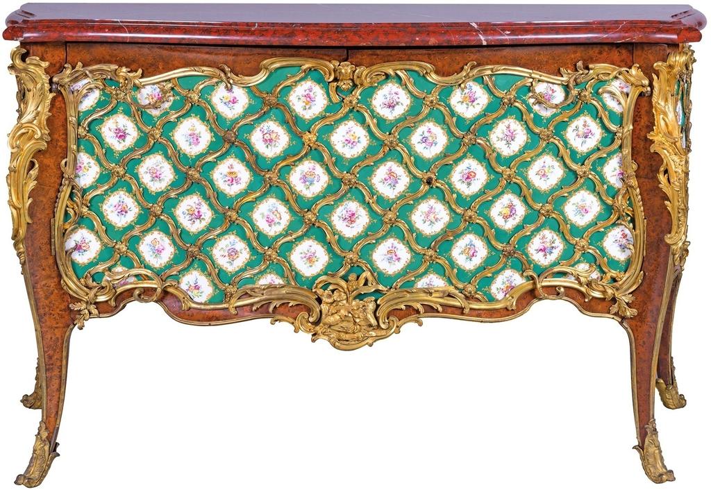 Bernard II van Risenburgh (BVRB), commode en porcelaine de Sèvres, Paris, vers 1760. Bâti de chêne, placage de loupe de thuya à l’extérieur, de bois de rose à l’intérieur (revers et contour des portes, chants des tablettes), porcelaine de Sèvres, bronze doré, marbre griotte rouge, 89 x 143 x 54 cm. Estampilles sur les deux angles antérieurs : BVRB, JME. Marques au revers des plaques de porcelaine. Collection particulière.