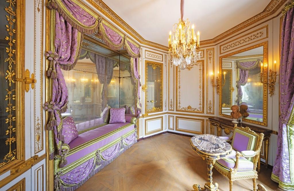 Au premier étage, le boudoir de la Méridienne est restitué dans le dernier état textile connu avant la Révolution, une soierie de couleur lilas et vert tendre.