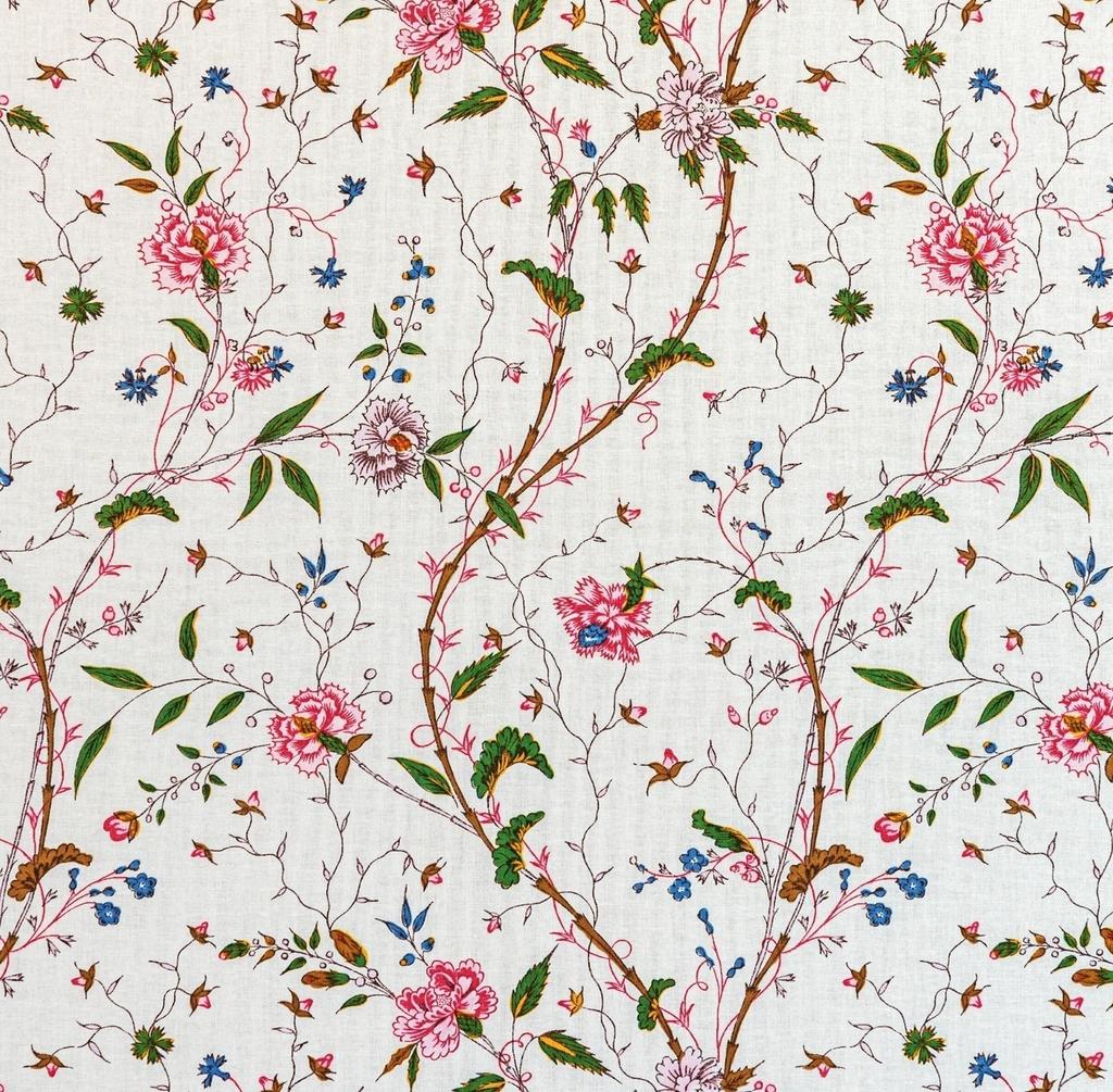 Cette toile de Jouy dite « aux œillets roses et bleus », s’accordant avec le marbre bleu turquin de la cheminée, présente un délié d’une exceptionnelle élégance. Elle orne aujourd’hui la pièce où sont présentés les portraits de la famille de Marie-Antoinette, les collections de porcelaines de la Famille royale ainsi qu’un ensemble mobilier livré pour la comtesse de Provence.