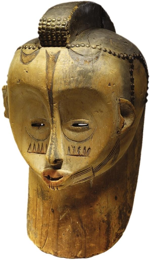 Anonyme, Masque anthropomorphe Ngon Ntang, XIX e siècle. Bois, pigment dont kaolin, laiton, 42 x 23 x 26 cm. Paris, musée de l’Orangerie (dépôt du musée du quai Branly – Jacques Chirac).