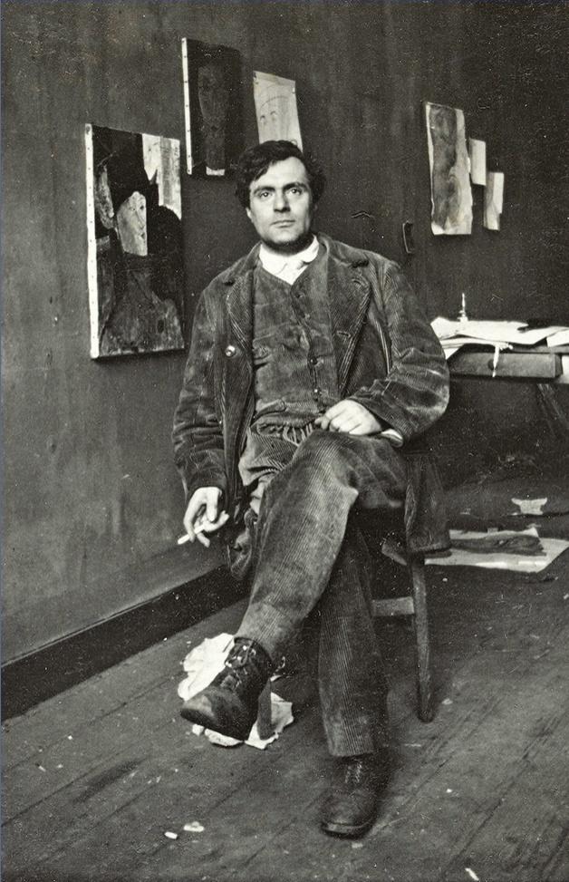 Anonyme, Modigliani dans son atelier, rue Ravignan, 1915. Photographie. Paris, musée de l’Orangerie, fonds d’archives Alain Bouret.