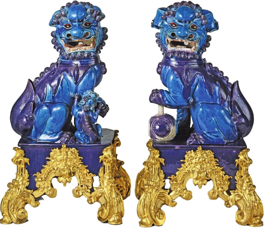 Chenets à décor de chiens de Fô en porcelaine bleu et aubergine de Chine, sur socles en bronze ciselé et doré, vers 1725. Livrés pour le château de Chantilly. Fontainebleau, musée national du château de Fontainebleau.