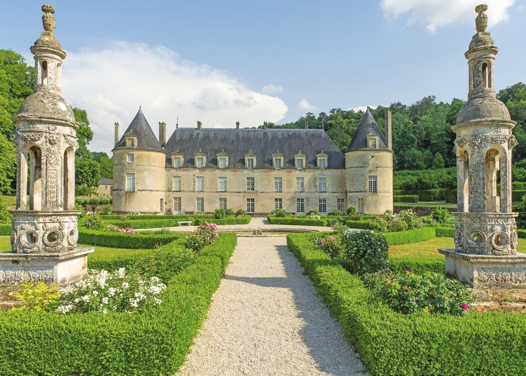 Château de Bussy-Rabutin, vue de la façade sur jardin.