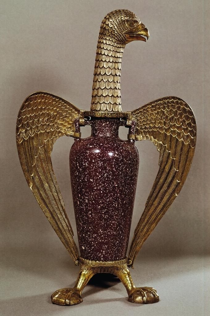 Vase de l’abbé Suger. Porphyre monté à forme d’aigle, 43 cm de haut, avant 1147. Don de Suger à l’abbaye de Saint-Denis. Paris, musée du Louvre, département des Objets d’Art.