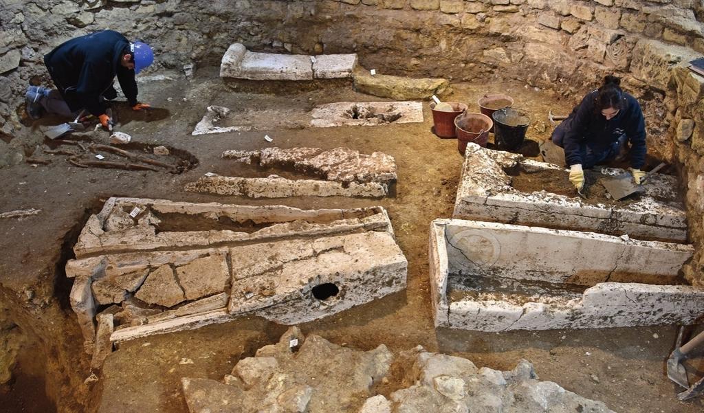 Sépultures du haut Moyen Âge en cours de fouille en mars 2023 à l’intérieur du massif occidental. On note au fond un marqueur de surface de tombe encore en place.