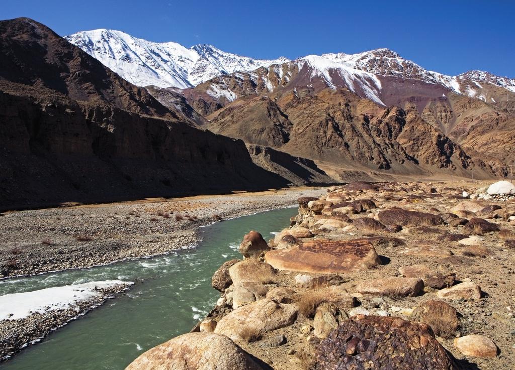 Dans la région du Changthang, le site d’art rupestre de Kawathang conserve plus d’une douzaine de roches gravées le long de l’Indus.