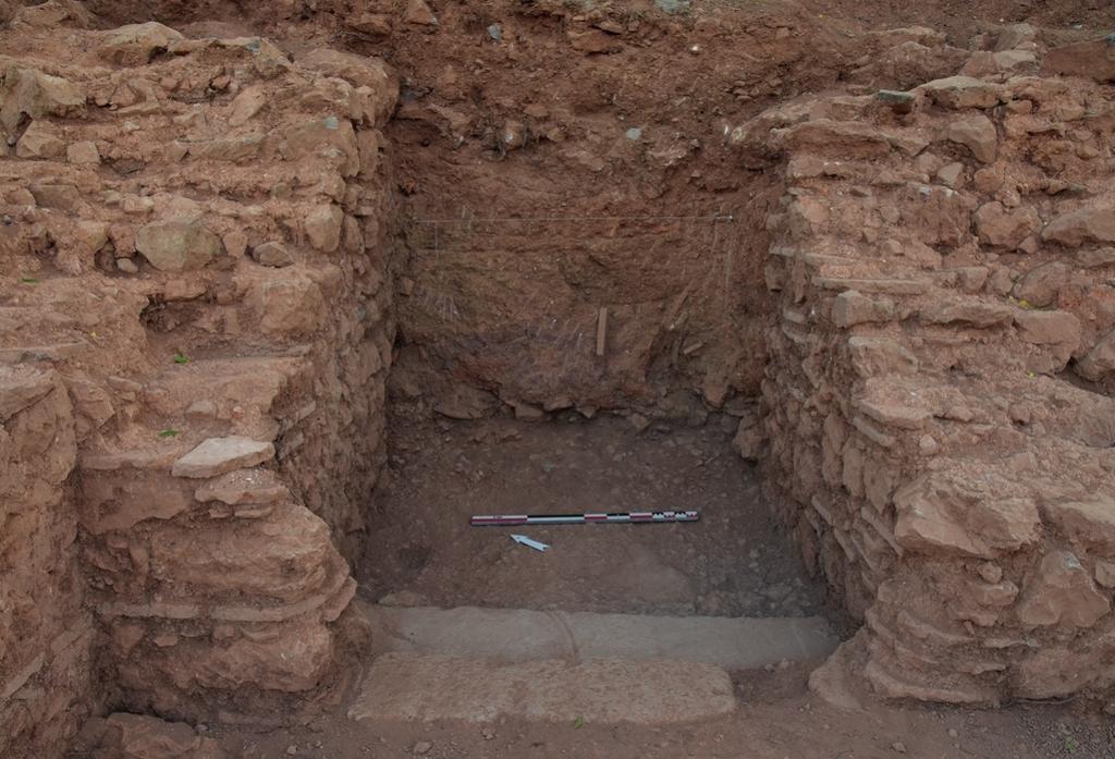 Découverte d’une porte jusqu’à présent inconnue dans l’enceinte urbaine de l’Antiquité tardive. Le bloc qui sert de seuil est une stèle funéraire antique remployée, plus vieille d’un millénaire que la porte dans laquelle elle a été réutilisée.