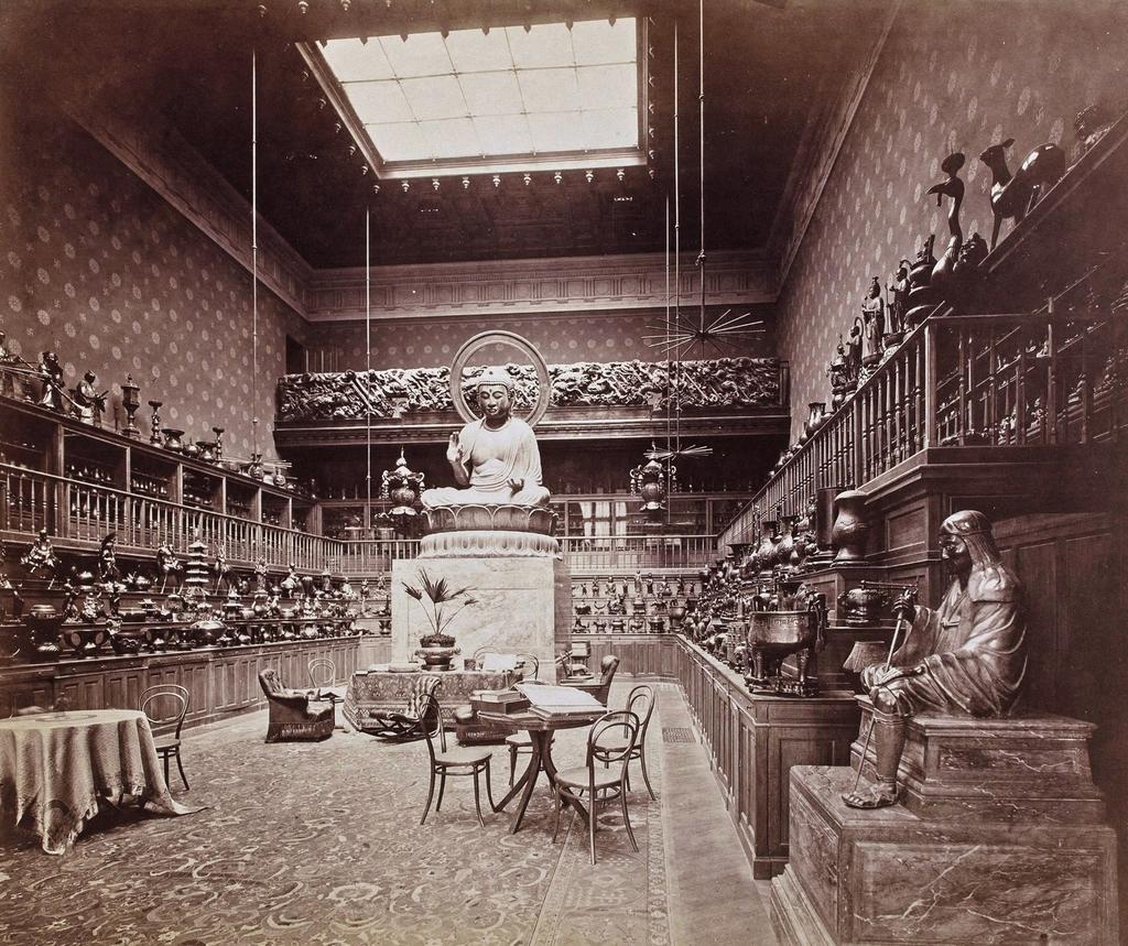 Louis-Émile Durandelle (1839-1917), Vue de la salle du Bouddha , entre 1874 et 1890, tirage sur papier albuminé contrecollé sur carton. 34,3 x 44,8 cm. M.C.PH 00008-2.