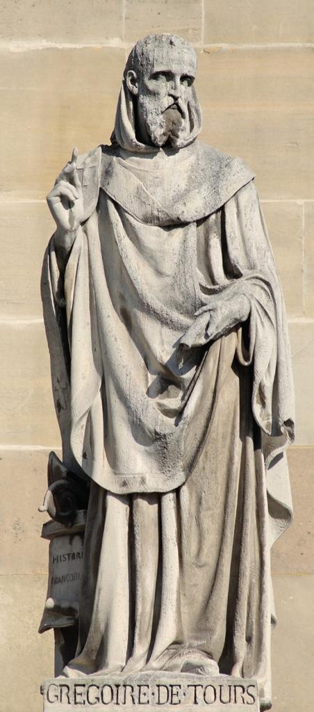 Grégoire de Tours par Jean Marcellin, avant 1853. Façade du palais du Louvre, Paris.