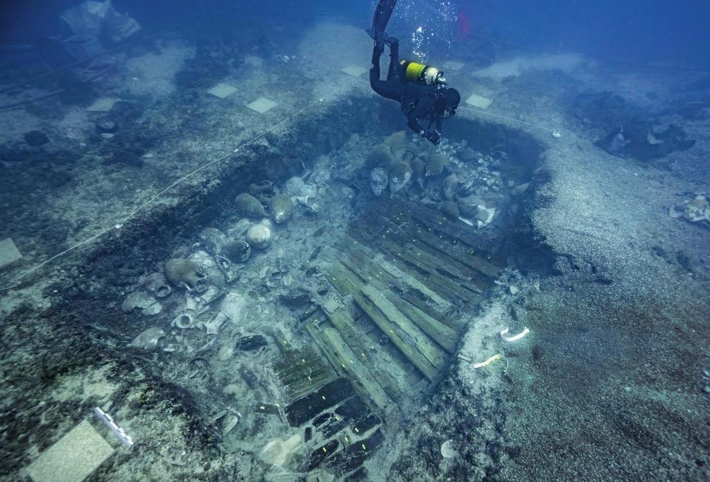 Vue de la zone de fouille en 2023 avec les structures du bateau et les amphores encore en place.