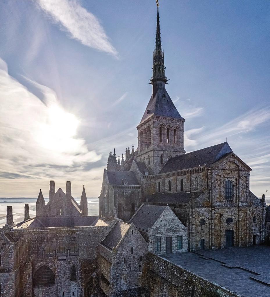 ﻿L’église abbatiale vue du nord-ouest.