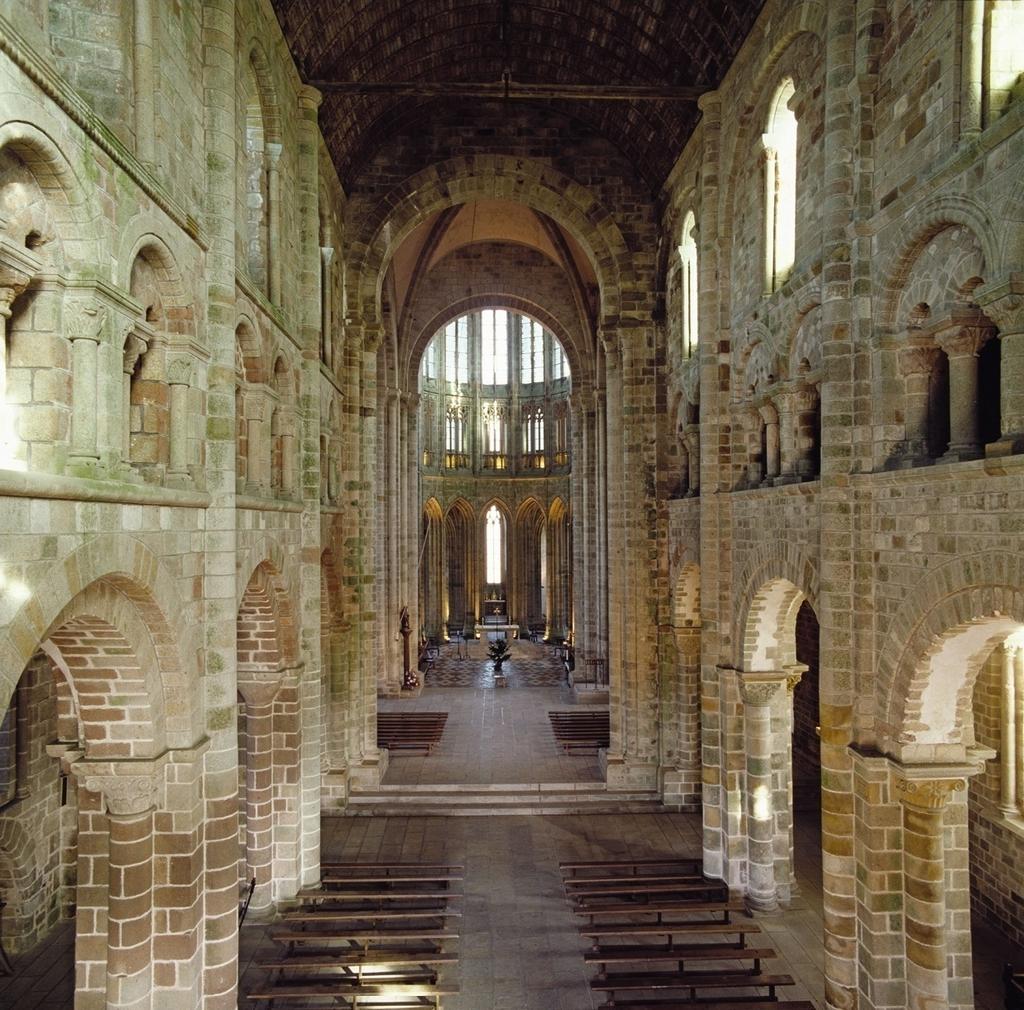 Nef et chœur de l’église abbatiale.