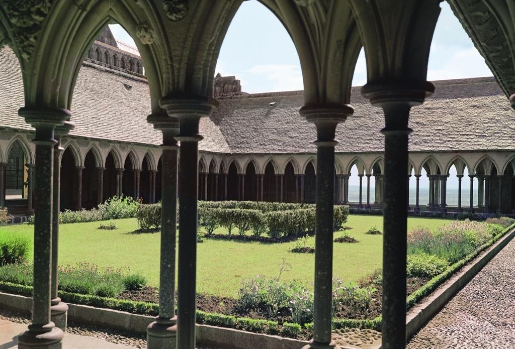 Le cloître de la Merveille du Mont-Saint-Michel. Construit au XIIIe siècle et restauré au XIXe siècle.