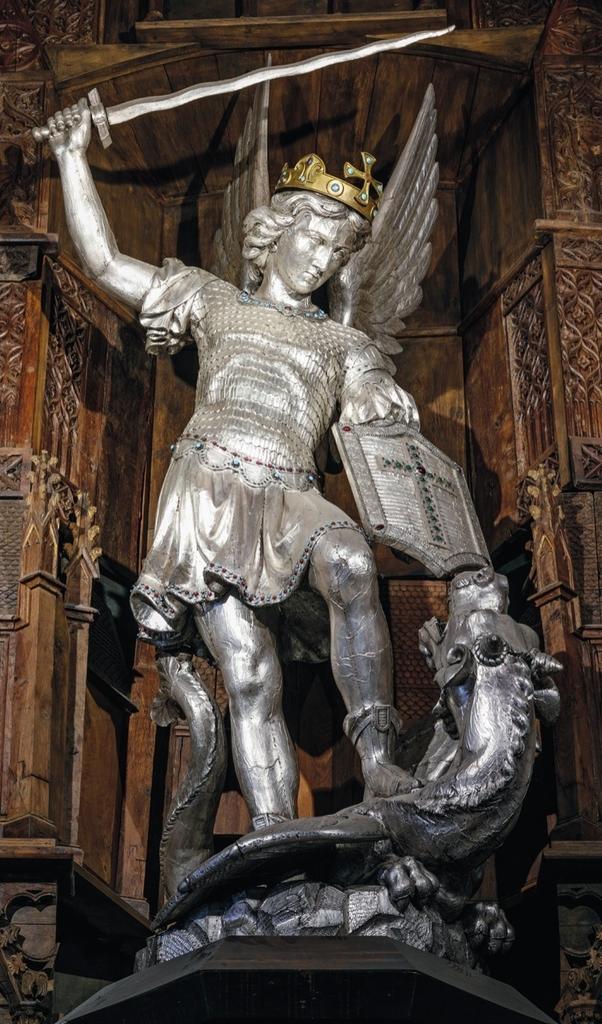 Jean-Alexandre Chertier (actif entre 1857 et 1896 à Paris), Saint Michel terrassant le dragon, 1873. Argent sur âme de bois. Le Mont-Saint-Michel, église paroissiale Saint-Pierre.