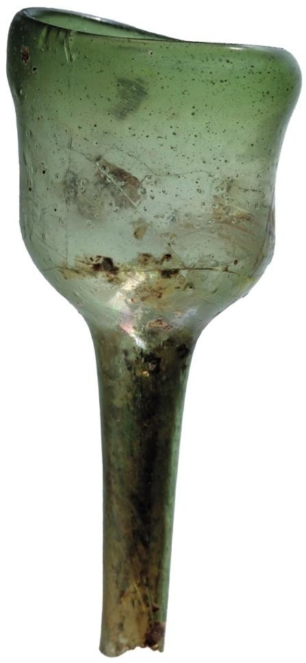 Francie occidentale, VIIIe ‑Xe siècle, verre. Provenance : Villiers‑le-Sec (Val d’Oise). Louvres, Archéa.