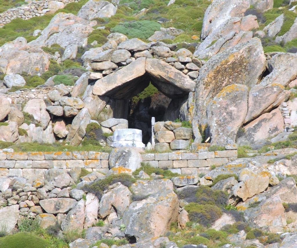 Le temple d’Héraclès en forme de grotte artificielle construit en granite de Délos.