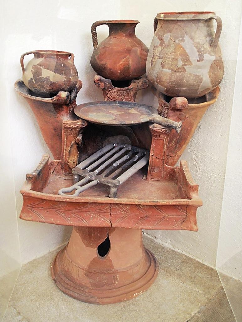 Réchaud de type Bakalakis et vases culinaires, musée de Délos.