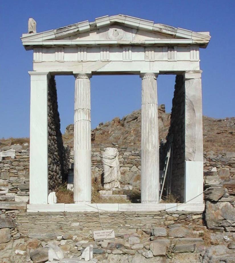 Sarapieion C : le temple et la statue de la déesse Isis.