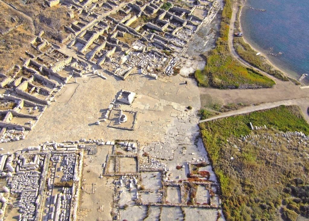 Vue aérienne de l’Agora des Compétaliastes depuis le nord.