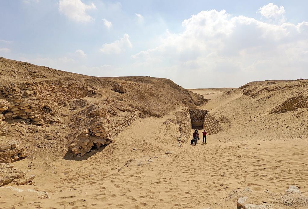 Tranchée conduisant aux souterrains de la pyramide de Sekhemkhet.