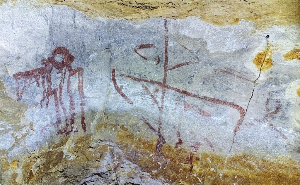 Énigmatiques indications peintes en rouge, laissées par un ouvrier égyptien à l’époque du creusement dans la galerie située à l’ouest de la chambre funéraire.