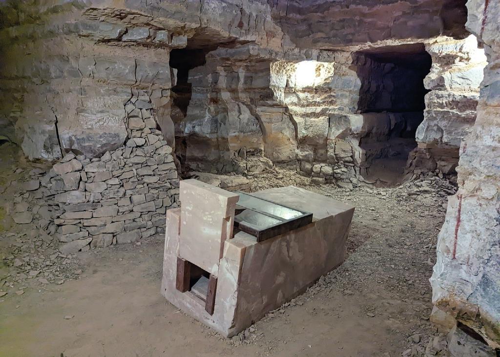 Sarcophage en travertin-albâtre gisant au milieu de la chambre funéraire de la pyramide.