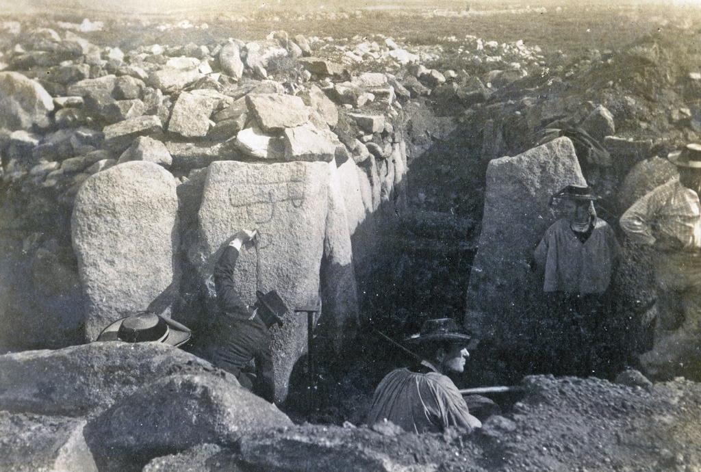 Dolmen à couloir Est de Tuchenn Pol, près de Kerham, Ploemeur, Morbihan. Fouilles Le Pontois, 1891. Album noir Morbihan, Centre des archives, NUM_DOC_2022_275.