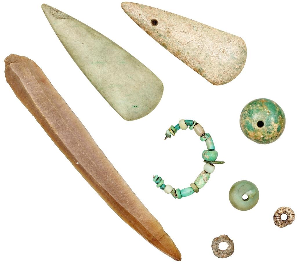 Ensemble mobilier de la sépulture Est de Tuchenn Pol, Ploemeur, Morbihan. Collection Paul du Châtellier, musée d’Archéologie nationale. Perles en callaïs MAN72464A et B, lame de silex MAN73725, haches en jadéite MAN73726 et MAN73727, perle en calcédoine MAN73730, perles d’ambre MAN731A et B.