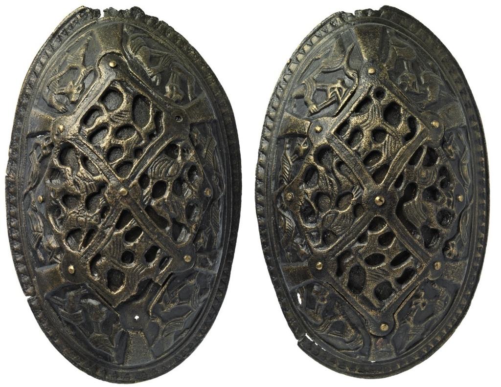 Fibules scandinaves retrouvées à Pîtres, IXe siècle. Alliage cuivreux doré, 11 x 7 cm. Rouen, musée des Antiquités.