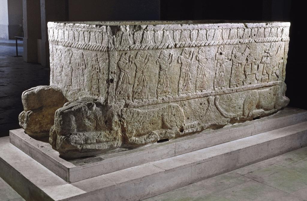 Sarcophage d’Ahiram. XIIIe siècle avant notre ère. Calcaire et restes de peintures rouges. Hauteur 1,40 m, longueur 2,97 m. Provenance : nécropole royale, tombe V, Byblos (Liban). Beyrouth, musée national.