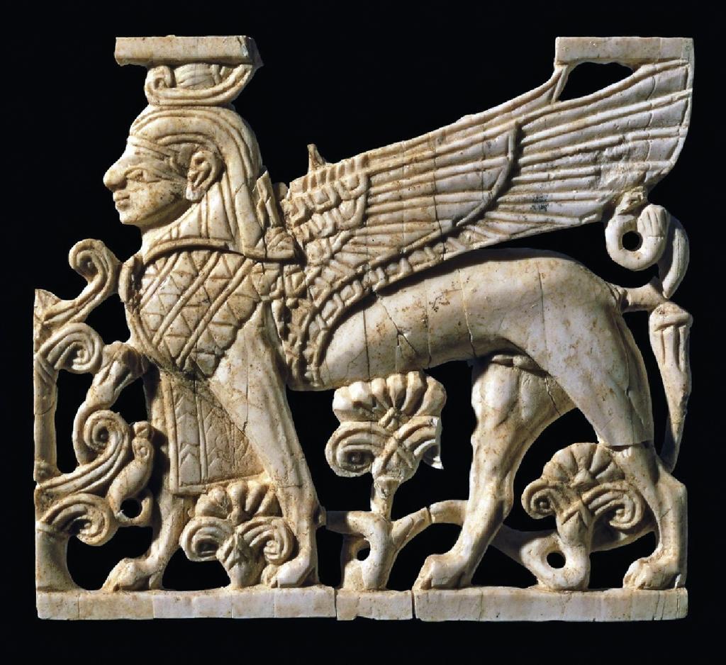 Ivoire décoré d’un sphinx. Il porte la double couronne de la Haute et de la Basse-Égypte, et sur son poitrail, l’uraeus (cobra égyptien). 900-700 avant notre ère. Provenance : Fort Shalmaneser (Nimrud) en Irak.