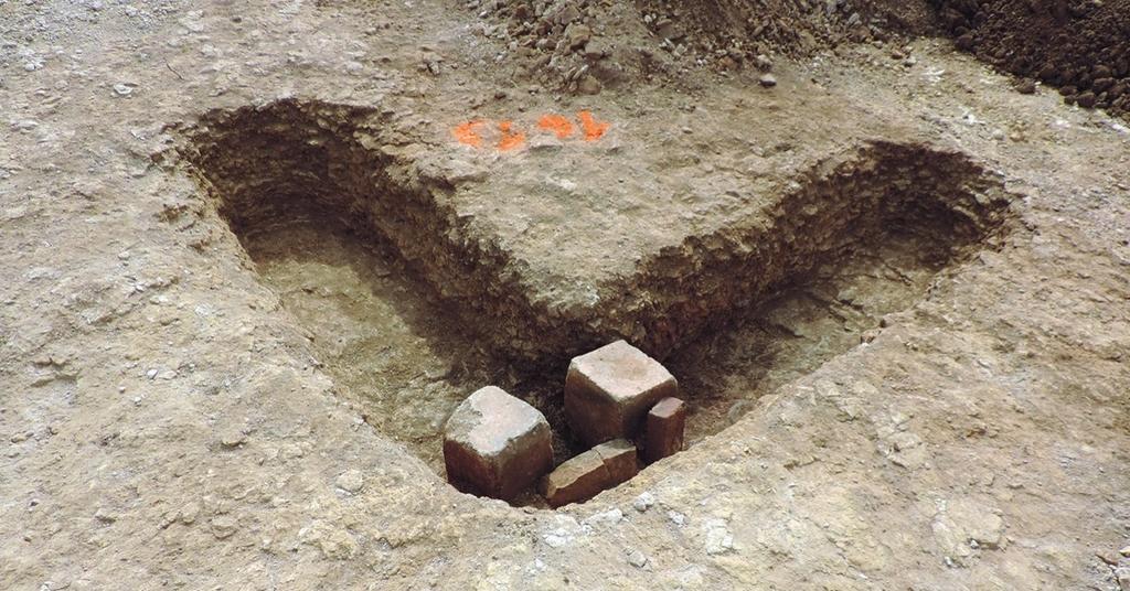 Trou d’homme en forme de L pouvant abriter deux soldats. Sa forme évoque celle décrite dans les règlements militaires de l’époque. Cette structure a la particularité d’avoir accueilli en son centre un foyer permettant de réchauffer des aliments. Site d’un camp canadien occupé du 25 juillet au 5 août 1944, en cours de fouille à Fleury-sur-Orne (Calvados).