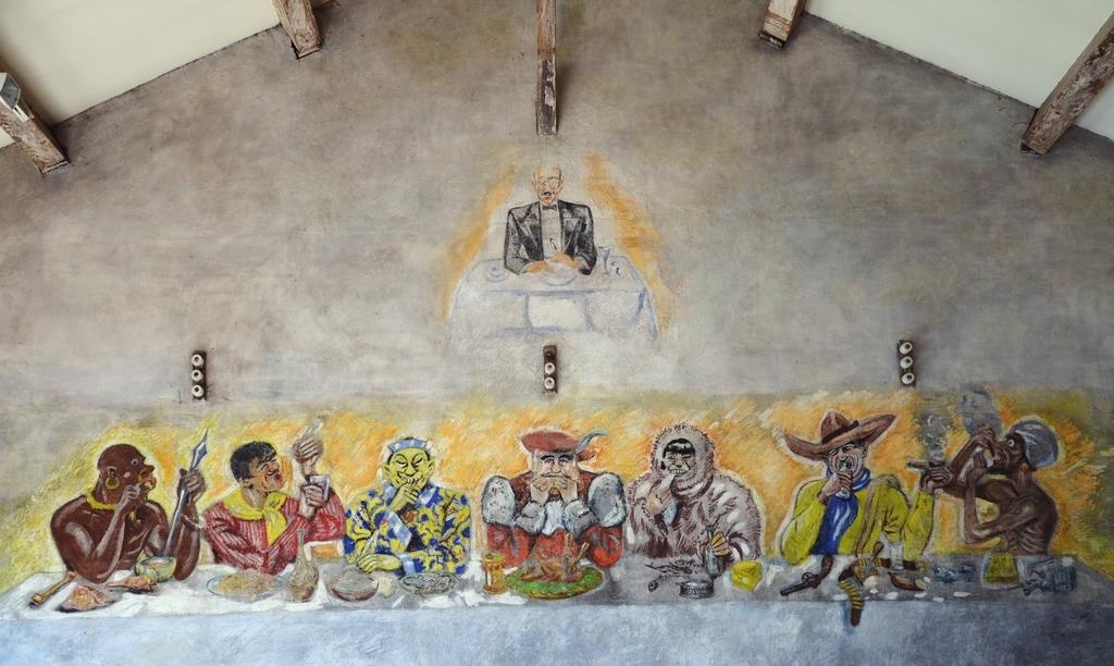 Le banquet des nations, peinture murale dessinée par l’artiste autrichien Karl Bodek, interné au camp des Milles d’où il fut déporté à Auschwitz. Le personnage, qui se tient au-dessus du banquet, a été découvert lors de la restauration des peintures. Il pourrait s’agir du commandant du camp ou de l’intendant de la police de Marseille.