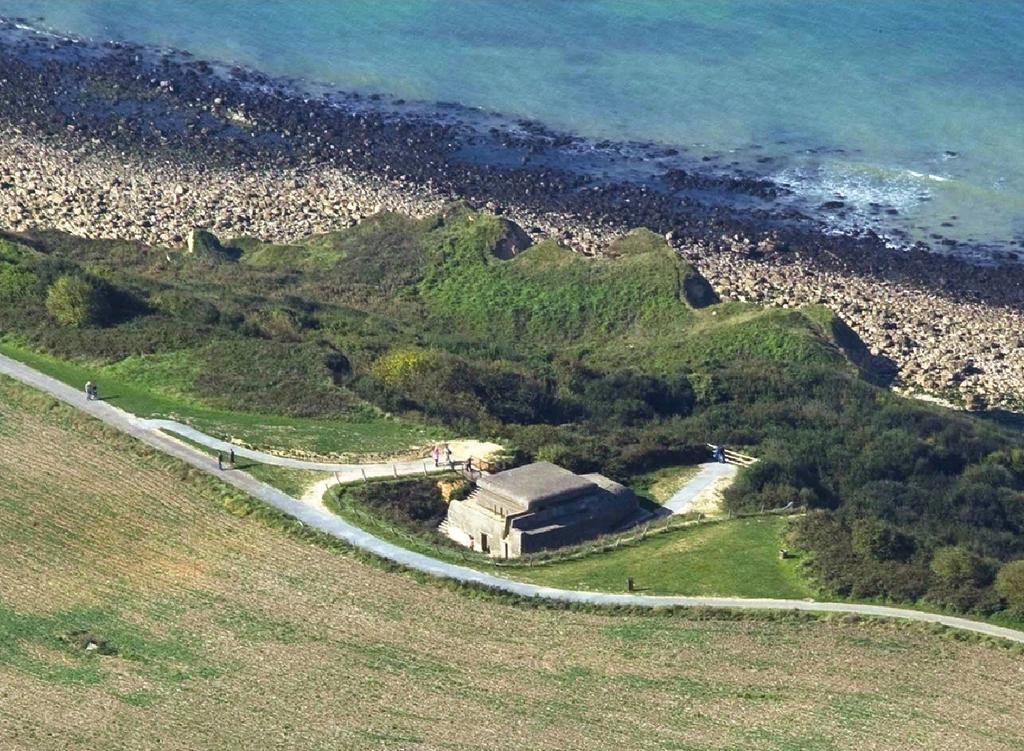 Vue aérienne de la batterie de Longues-sur-Mer (Calvados), en 2011. Construite à partir de novembre 1943 par l’armée allemande, c’est l’une des mieux conservées parmi la trentaine de batteries côtières de la région. Immortalisée dans le film Le Jour le plus long .