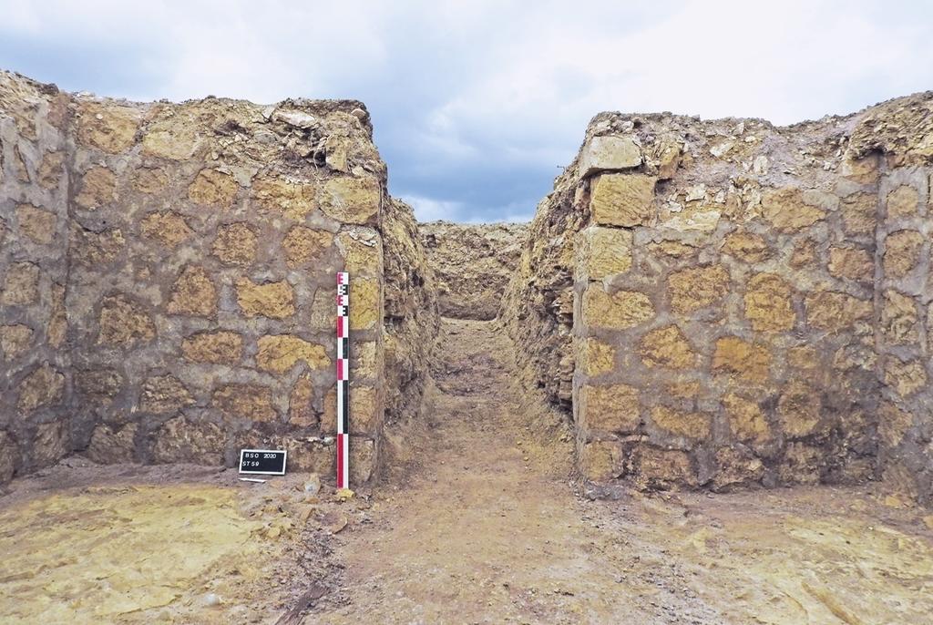 Soute à munitions en pierres calcaires maçonnées à Bretteville-sur-Odon.