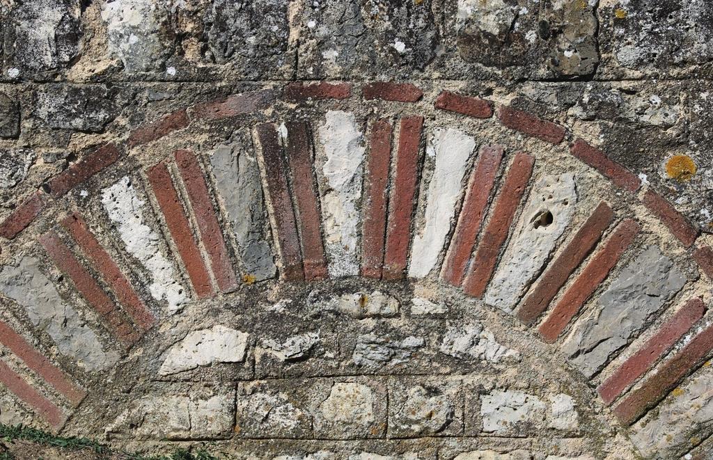 Mur avec arc de décharge (état restauré) sur le site d’Aquae Segetae.