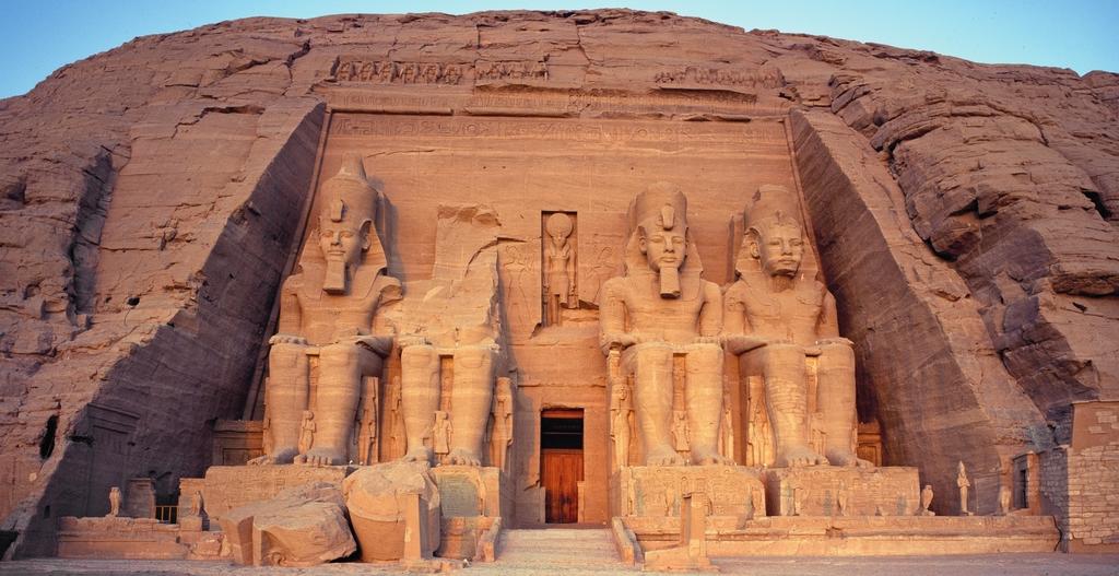 La façade du Grand Temple de Ramsès II à Abou Simbel, Assouan. Nouvel Empire, XIXe dynastie.