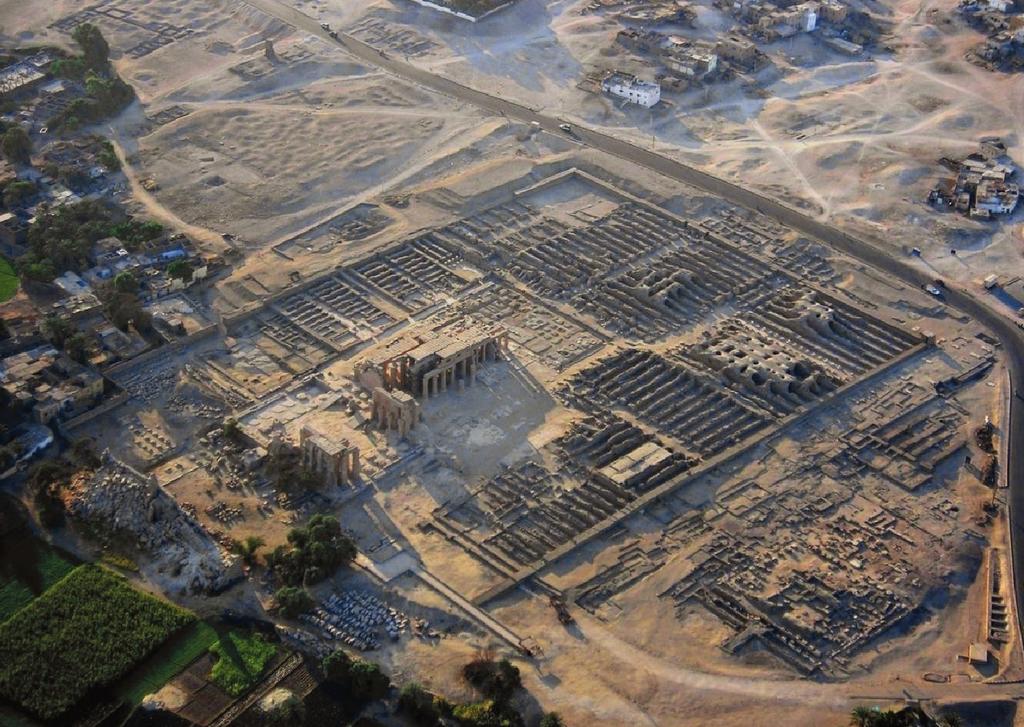 Le Ramesseum et le temple d’Amenhotep II vus de montgolfière en 2006.