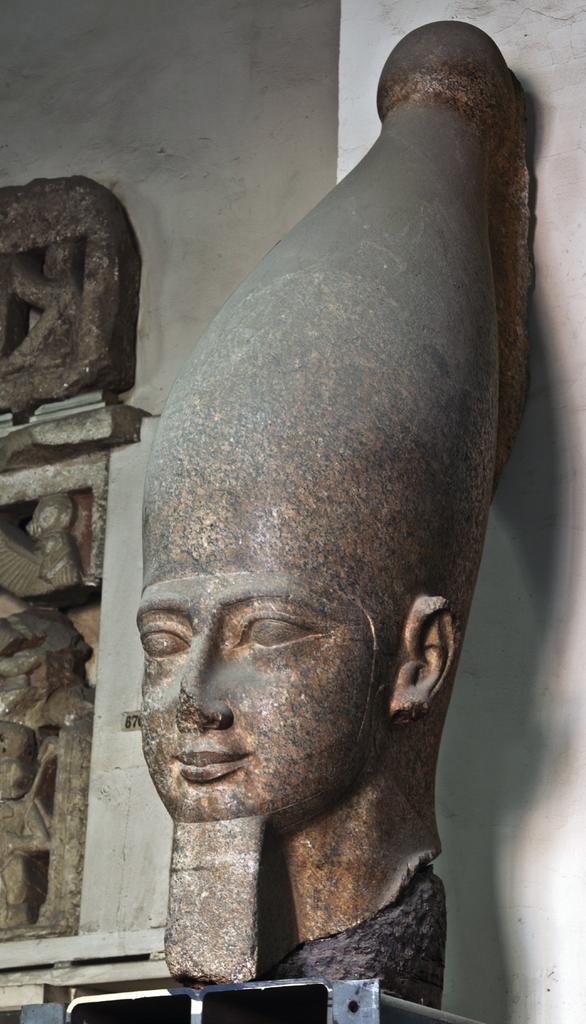 Tête d’une statue colossale de Ramsès II. C’est la première fois que cette œuvre est présentée hors d’Égypte. Nouvel Empire, XIXe dynastie.