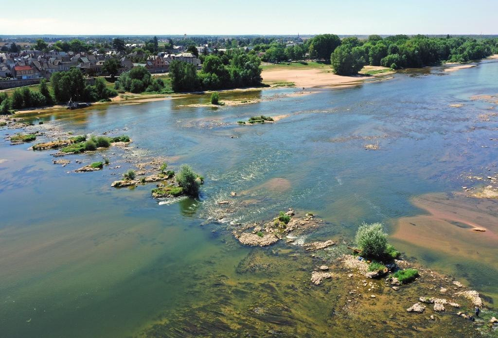 Sur la Loire, les basses eaux d’août 2022 laissent émerger les vestiges de ponts d’époques médiévale et moderne entre Jargeau et Saint-Denis-de-l’Hôtel (Loiret).