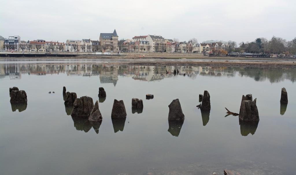 Vue du lit de l’Allier à Vichy pendant l’hiver 2018. Les pieux du pont antique émergent à la suite de la vidange du bassin d’agrément.