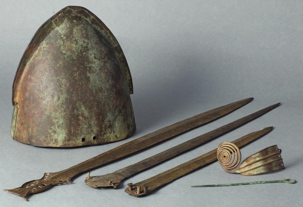 Ensemble d’objets prestigieux de l’âge du Bronze (casque, épées, parures) découverts dans la Saône au cours de dragages sur l’ancien passage à gué de Seurre.