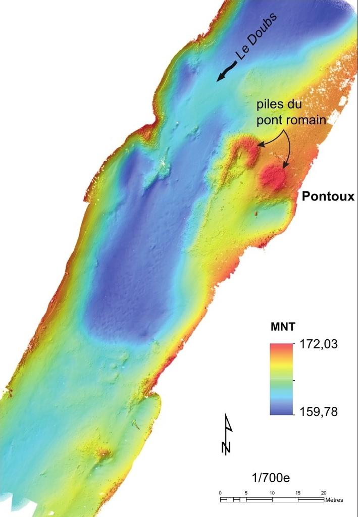 Relevé bathymétrique effectué en 2019 sur la portion du Doubs où se trouvent les vestiges du pont romain de Pontoux. Le chenal creusé par les dragues dans les années 1960 apparaît en bleu foncé ; les vestiges qui ont échappé à la destruction ressortent dans les tons jaunes et rouges.