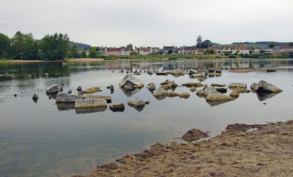 À Saint-Satur, dans le lit de la Loire, les vestiges de deux ponts romains sont visibles. Le premier ouvrage en bois a été construit au début du IIe siècle de notre ère, le second, mixte, à piles en pierre, vers 170.