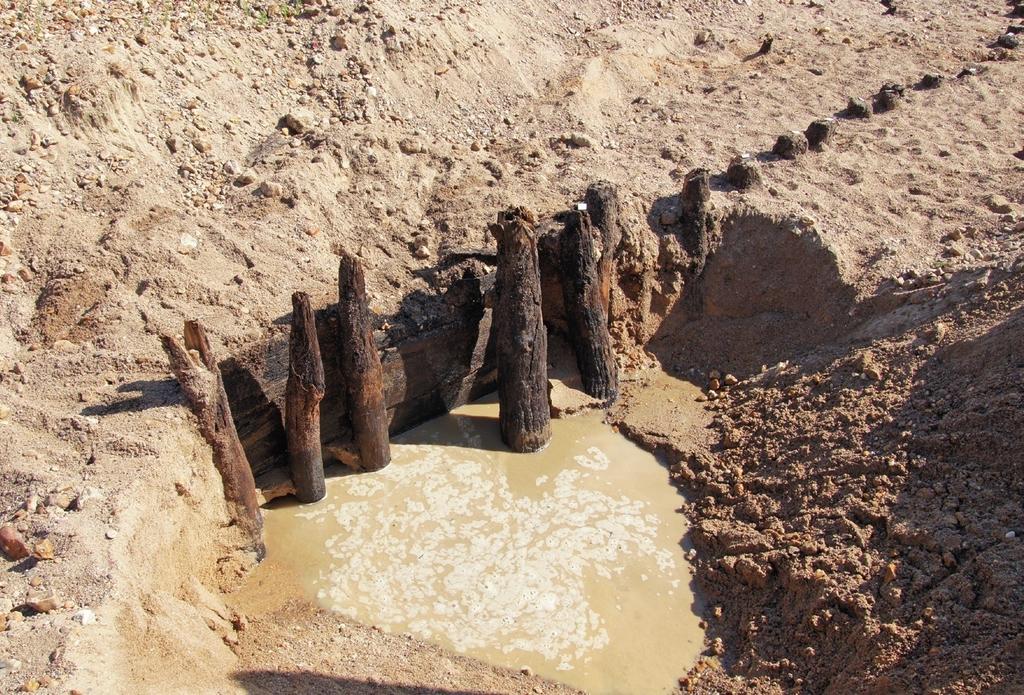 L’un des deux battis de Sully en cours de fouille sous la plage, en août 2019. La hauteur initiale des pieux verticaux, sur lesquels étaient fixés quatre niveaux de planches en chêne, a été estimée à 1,60 m. L’ensemble formait un véritable mur de bois qui a résisté aux assauts de la Loire jusqu’à aujourd’hui.