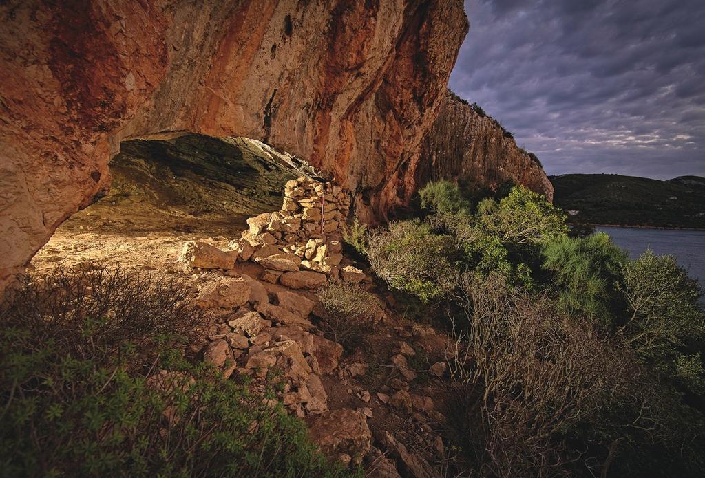 La caverne-théâtre des captifs vue de l’extérieur sur l’île de Cabrera.