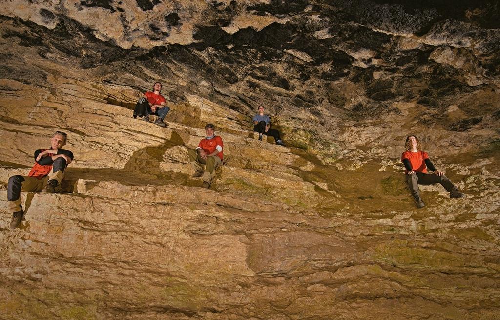 Caverne-théâtre et ses gradins naturels.