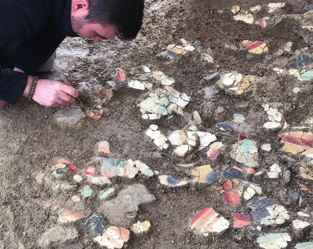 Les enduits peints provenant des murs et des voûtes du cryptoportique sont actuellement en cours d’étude au Centre d’étude des peintures murales romaines de Soissons.