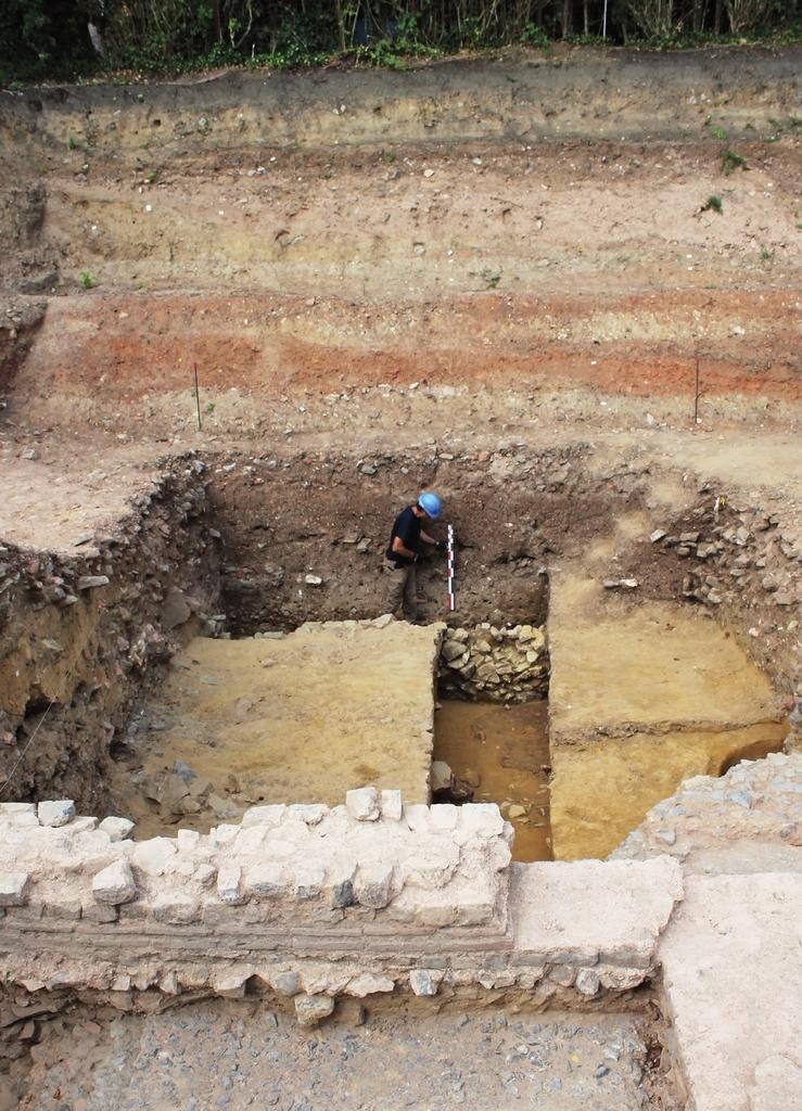 Coupe à travers la levée de terre médiévale et le fossé de l’Antiquité tardive.